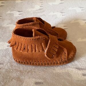 Baby Minnetonka Front Strap Booties - Brown - Size 2